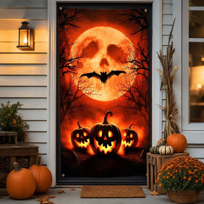 Décorations d'Halloween : Crâne effrayant à suspendre à la porte d'entrée ou au porche. Décorations pour une fête d'Halloween.