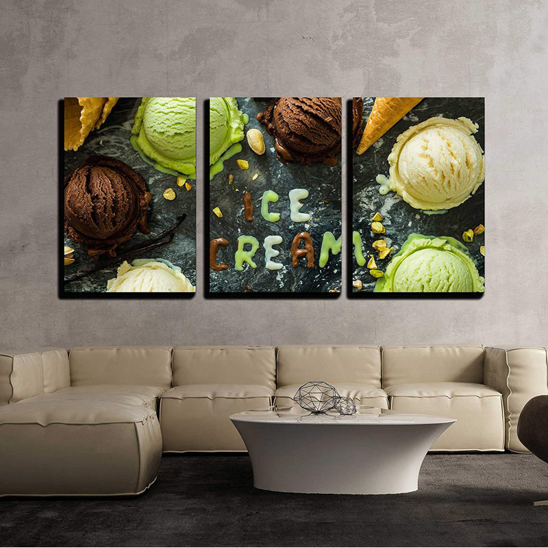 Sélection de cuillères à crème glacée dans des bols blancs, H 36 po x l 72 po