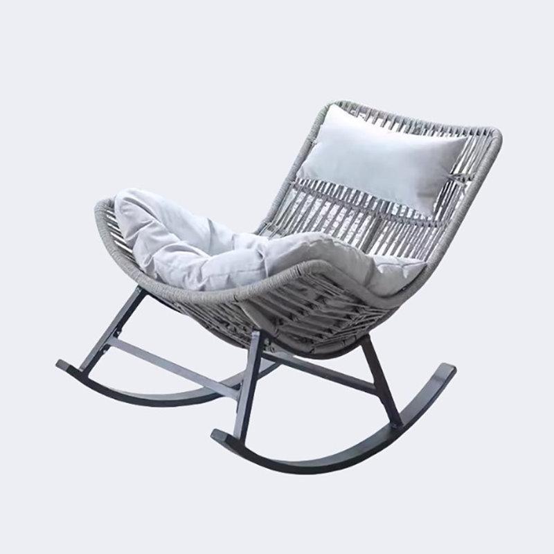 Chaise berçante légère en rotin
