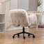 Chaise de bureau pivotante à dossier épais et dossier réglable sur 5 positions, avec accoudoirs et roulettes. Revêtement en laine d'agneau beige.