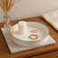Plateau de service rond de 10 po avec garniture dorée en plastique blanc brillant Benzara Mimosa