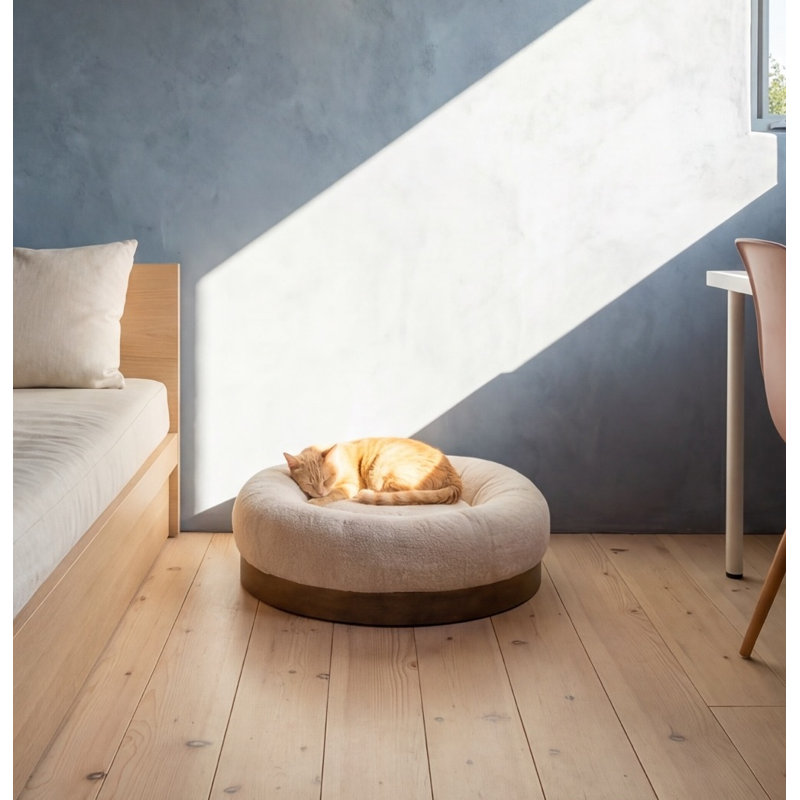 Lit apaisant moderne pour chat, 71 cm L x 71 cm l x 20 cm H, en tissu beige moelleux, avec cadre en bois massif.