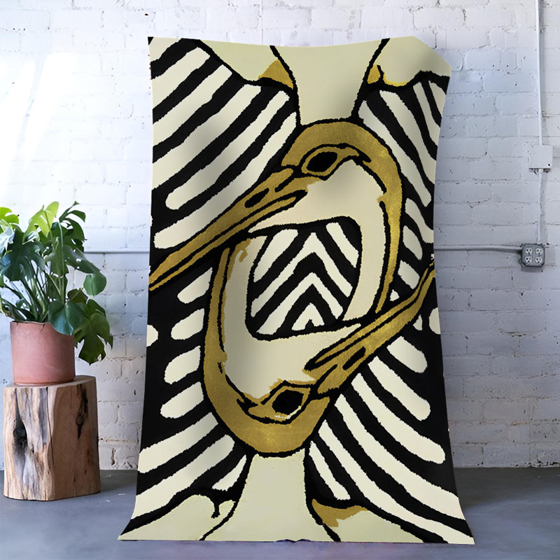 Tapis décoratif noir et beige à motif d'oiseaux surréalistes, Rectangle 5 pi 1,02 po x 7 pi 6,55 po