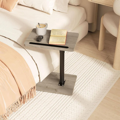 Table de plateau avec accoudoirs pour canapé, canapé, extrémité pivotante à 360 ° à hauteur réglable pour les petits espaces, table d'appoint Snack pour lit ou chaise avec téléphone, fente pour tablette