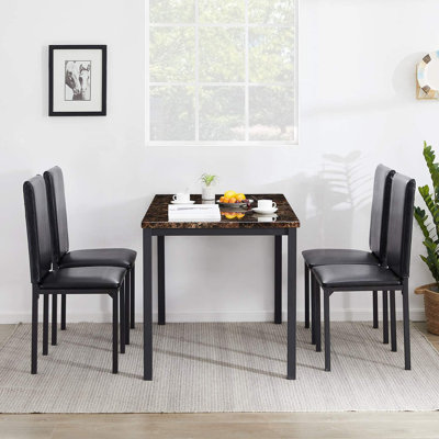 Ensemble repas pour quatre personnes