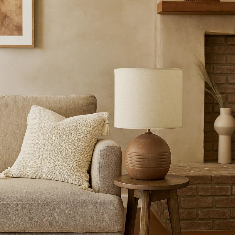 Lampe de table Addy, base en globe texturé en résine brune, abat-jour en lin beige, Brun