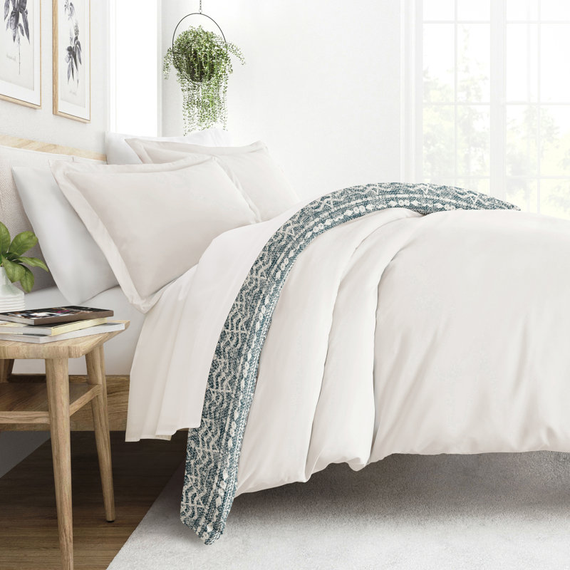 Navy and White Geometric Print King/CalKing Duvet Cover Set
