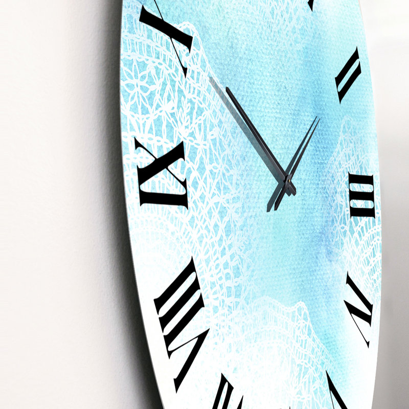 Dentelle blanche sur fond bleu clair - horloge murale moderne, Petit