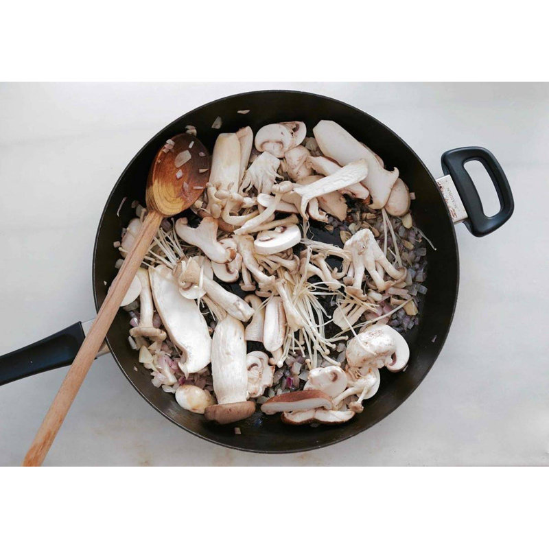 Classic Black Non-Stick Aluminum Sauté Pan with Lid