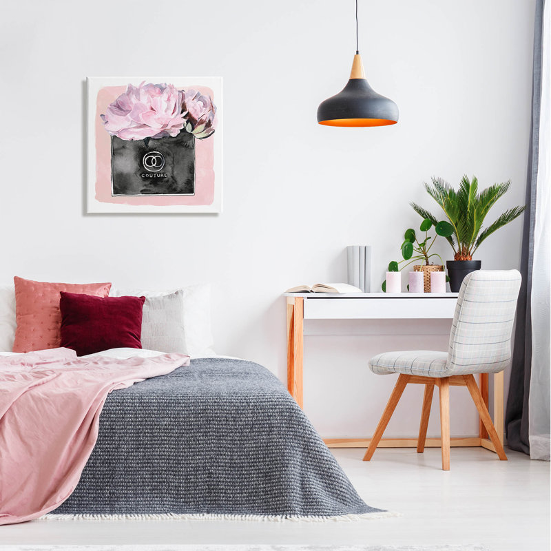 «Pink Glam Blossom Fashion Couture Vase» par Jennifer Paxton Parker - impression sur toile tendue