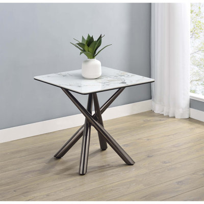 Table de bout Newport Mirage avec plateau en pierre frittée et base angulaire en métal, parfaite pour les espaces de vie modernes et sophistiqués