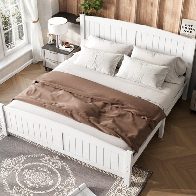 Lit plateforme très grand lit blanc, bois massif robuste, sommier sans lattes, lattes de soutien, lit paisible en bois à atmosphère de chambre à coucher avec ressorts de soutien nécessaires, espace moderne au design rehaussant, stable et silencieux