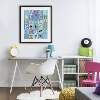 Alphabet animalier avec reproduction encadrée bleue sous verre, design par Carla Daly