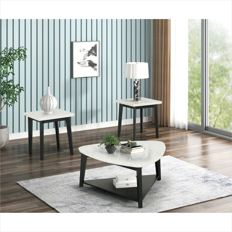 Table basse triangulaire en marbre blanc avec base en bois massif noir de jais et tablette de rangement ouverte pour le salon