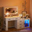 Bureau de maquillage blanc avec miroir et lumières et station de charge, 3 modes de couleur et coiffeuse à luminosité réglable, meuble-lavabo de coin