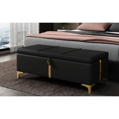Élégant rangement rembourré avec des pieds en métal, noir, pour la chambre à coucher et le salon, et une conception fonctionnelle noire, un grand coffre