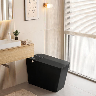 Toilettes intelligentes en porcelaine noire mate avec réservoir intégré, télécommande, siège chauffant et affichage numérique à diodes électroluminescentes.