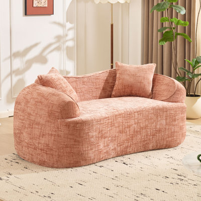 Canapé courbé pour deux personnes. Il a des accoudoirs des deux côtés, est livré avec deux coussins, convient aux petits appartements et peut être placé dans le salon ou la chambre à coucher.