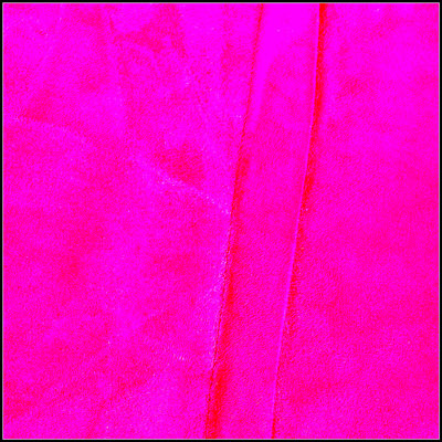Fauteuil à billes cylindrique en suède de 4 pieds Michael, fuchsia, doux et élégant pour les espaces de vie modernes