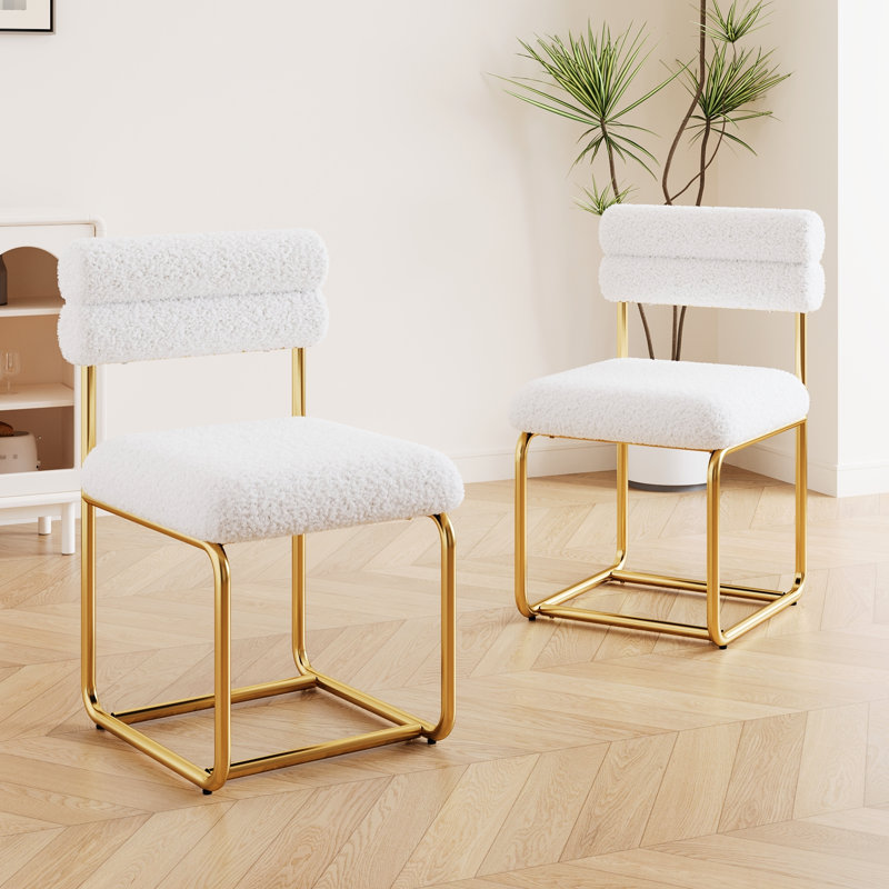 De 2 chaises de salle à manger blanches, rembourrées pour la pièce, design ergonomique, pieds en fer forgé doré et sièges confortables à conception épaisse,