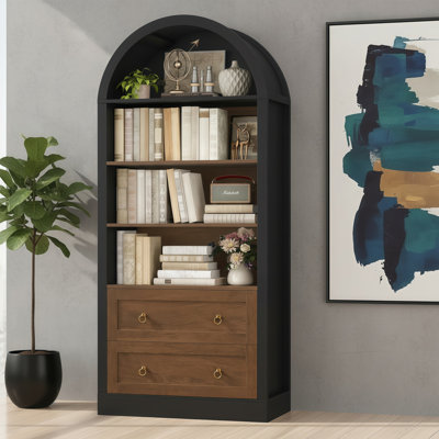Cette bibliothèque de rangement arquée en chêne noir comprend une bibliothèque à quatre niveaux et deux grands tiroirs, combinant des fonctions de présentation et de rangement. Son design élégant le rend idéal pour les salons et les bureaux à domicile.