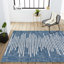 Tapis d'intérieur / extérieur bleu / ivoire à rayures berbères Grundy-620481275