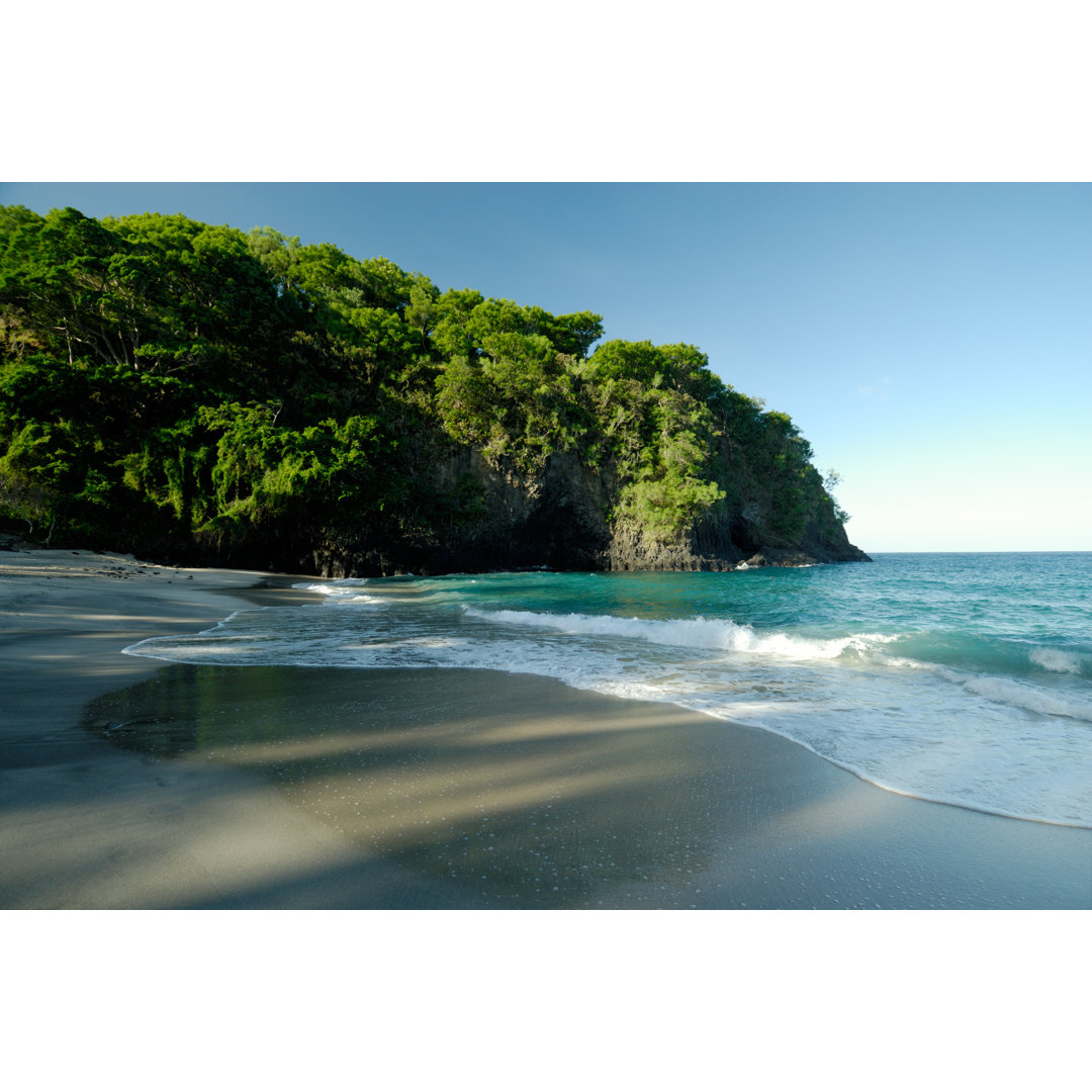 Tropischer Strand auf Bali von VLIET - Kunstdrucke