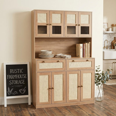 Spacieux garde-manger avec station de charge - grand rangement pour huche de cuisine, tiroirs, prise de courant, comptoir - grand design pour la cuisine - couleur bois naturel