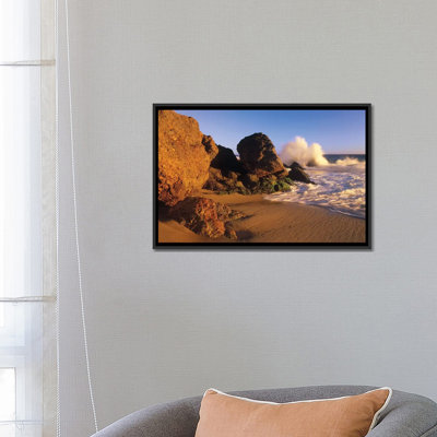 «Waves Crashing on Point Dume Beach, California» par Tim Fitzharris - reproduction de photo sur toile tendue
