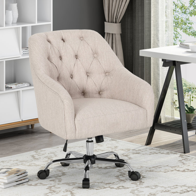 Élégante chaise de bureau beige avec roulettes et capitonnage à boutons