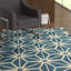 Tapis bleu et blanc à motif géométrique touffeté à la main Stonebridge-375470500