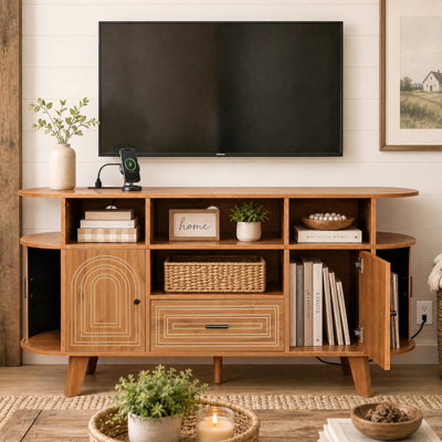 Meuble télé pour téléviseur de 65 po ou moins avec station de charge, console média grain de bois 59 po avec portes d'armoire, tiroir et tablettes ouvertes, centre de divertissement pour salon en noyer