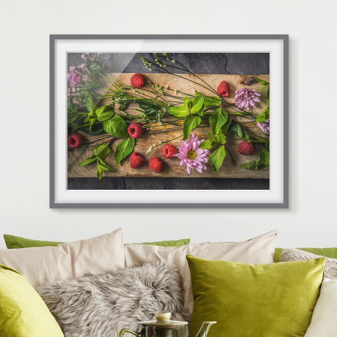 Gerahmtes Poster Flowers Raspberries Mint