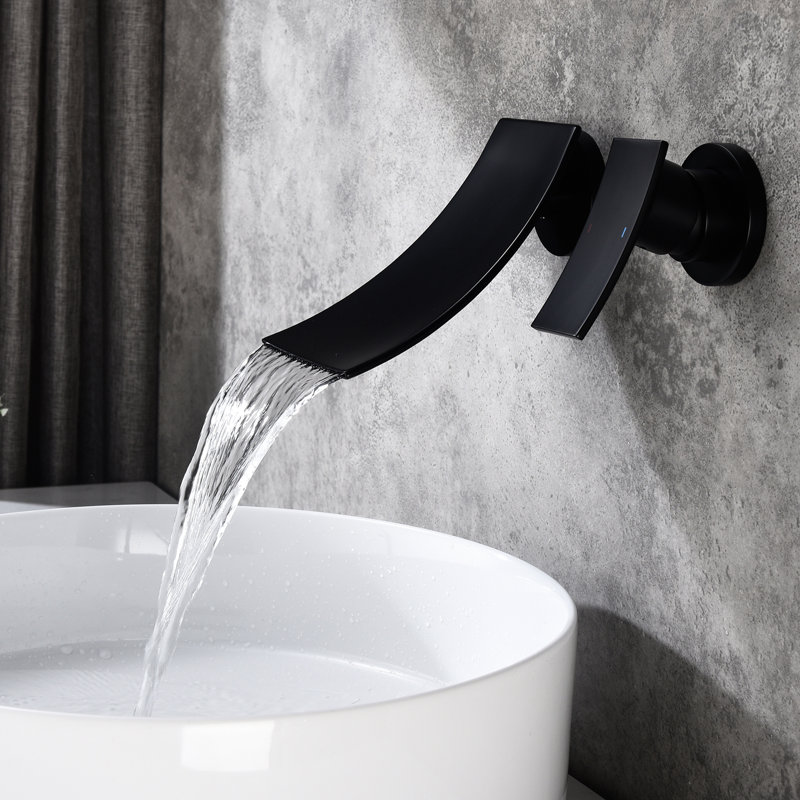 Robinet de salle de bain mural en noir mat, laiton, avec un grand bec en cascade et une valve de contrôle de débit précise pour une utilisation parfaite.