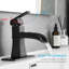 Robinet géométrique pour salle de bain - Cascade noire avec conduites d'alimentation, bonde escamotable, fixation sur le comptoir, une poignée, finition mate, poignée d'évier montée sur le côté