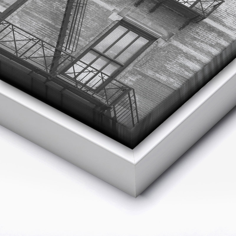 Escalier sur le bâtiment de Manhattan, 11"H x 14"W, Canvas, White Framed