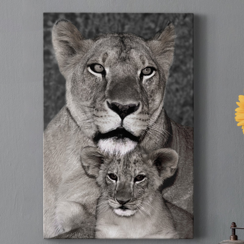 Lionne and Cub - photographie sur toile tendue, H 60 po x l 40 po x P 1 po