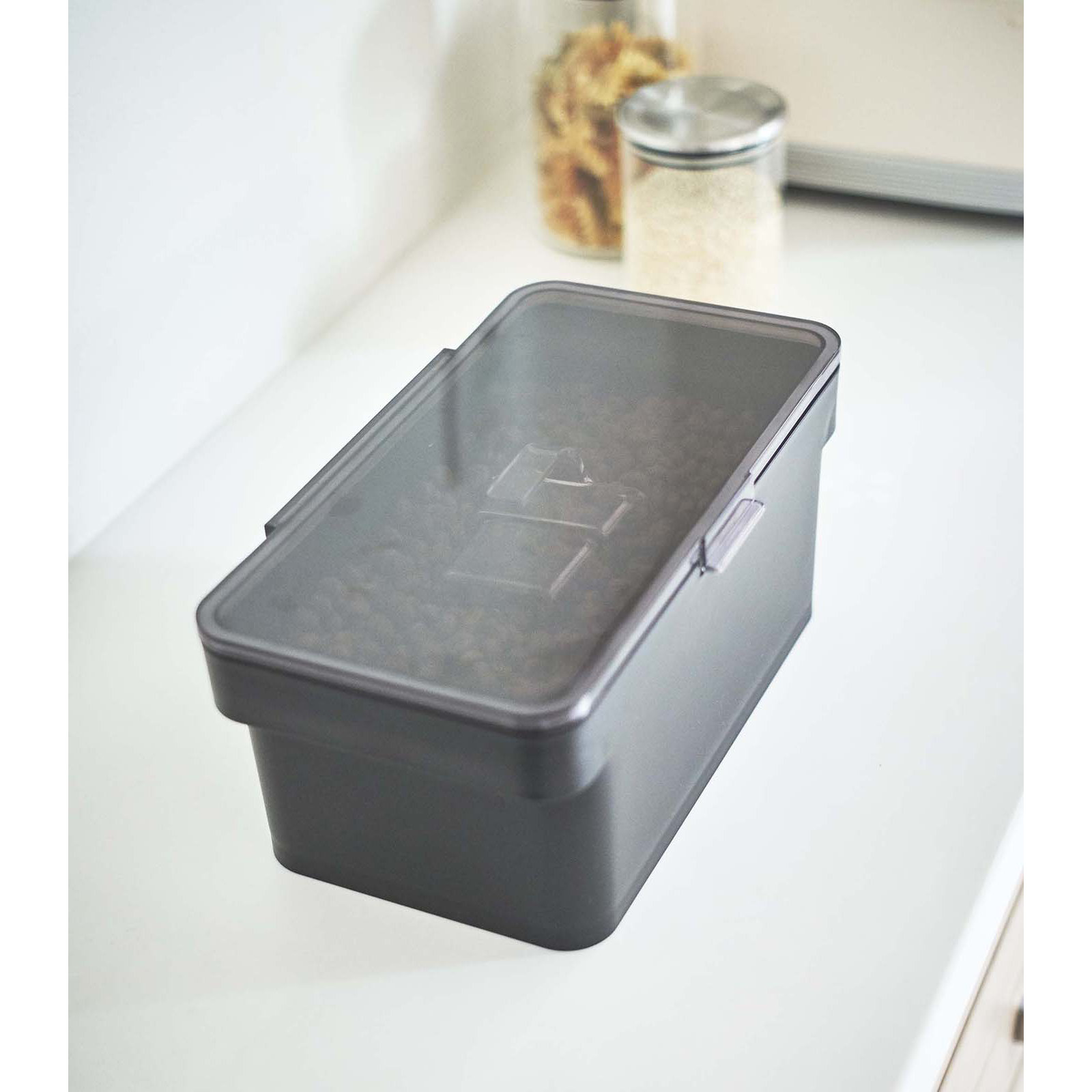 Yamazaki Home Airtight Pet Food Storage Container With Transparent Lid, 0.8 gallon, Black