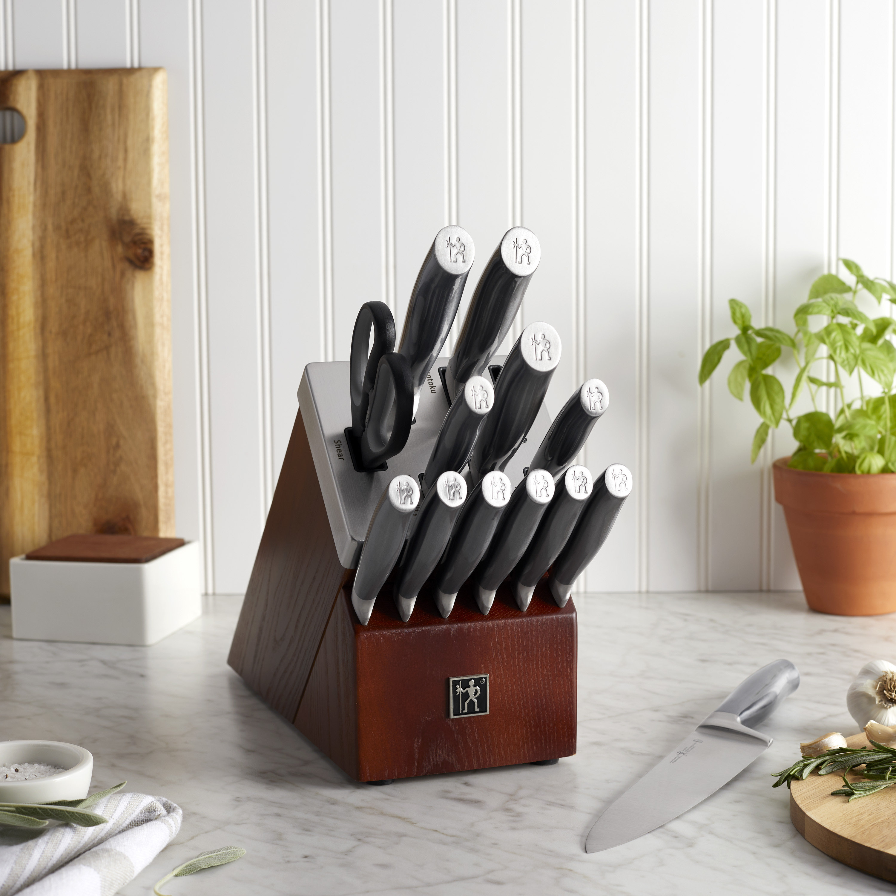  HENCKELS Graphite 14-piece Self-Sharpening Knife Block Set for  Paring, Boning, Santoku, Chefs, and Carving, Kitchen Shears, German  Engineered Informed by 100+ Years of Mastery, Black: Home & Kitchen