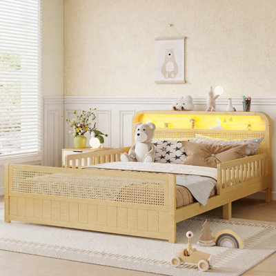 Structure de lit double en rotin avec lumières DEL et tête de lit à rangement, lit plateforme double avec barrières de sécurité pour enfants