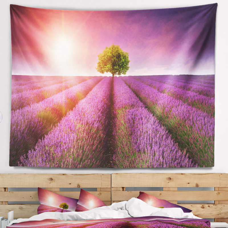 Motif floral mauve sur fond de champ de lavande, H 32 po x l 39 po