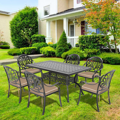 7 de mobilier de patio en aluminium coulé avec coussins bruns, chaises de moulage traditionnelles et tables aux motifs complexes, extérieur élégant pour les repas, socialisation à haute température