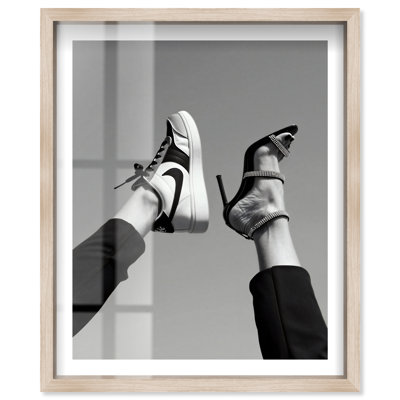 Décoration murale glamour à motif ombré de chaussures par Notoriart, cadre en chêne naturel, 24 x 30