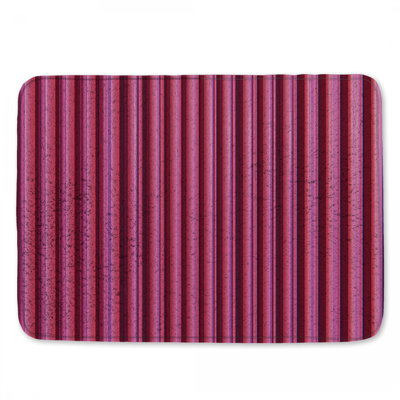 Tapis de bain rouge à rayures verticales