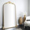 Miroir de plancher audacieux et orné de 28 po x 1 po x 48 po Audranna