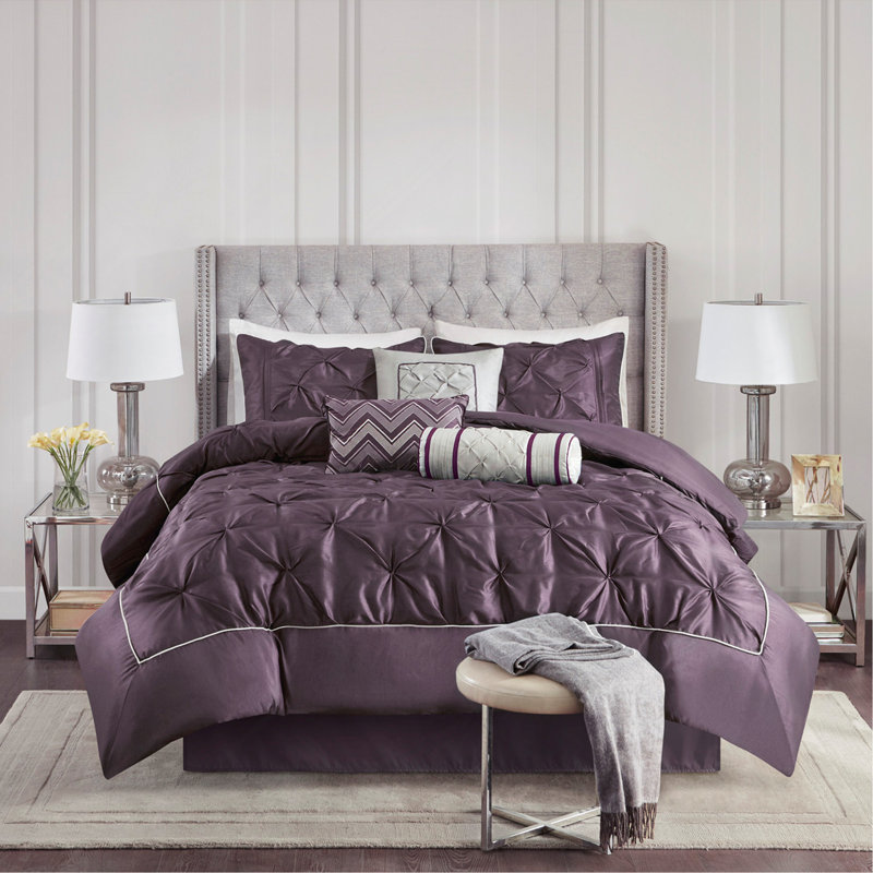 Superbe ensemble d'édredon touffeté 7 pièces en prune foncé, pleine grandeur avec broderie élégante et rembourrage hypoallergénique