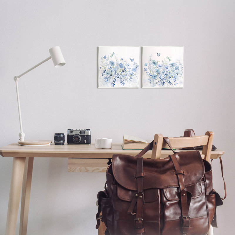 «Fluttering Insectes Blooming Blue Garden», ensemble de 2 toiles d'art par Sally Swatland, L 12 po x H 12 po, Unframed