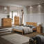 Ensemble de chambre à coucher 4 pièces, une table de chevet, un lit, une grande commode et une large commode en bois massif Lindall-463085390