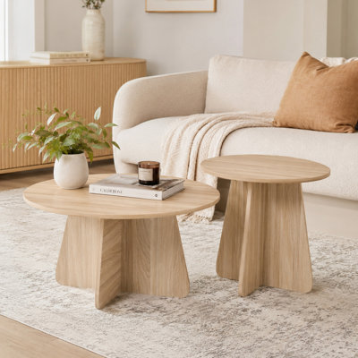 Ensemble de tables basses gigognes de style rétro. Disponible en finition noyer ou bois naturel. Tables d'appoint rondes gigognes avec pieds croisés. Idéal pour les salons et les salles à manger.