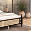 Lit King en pin avec tête de lit élégante, couleur noyer, structure stable, finition pin pour une chambre moderne-251823681